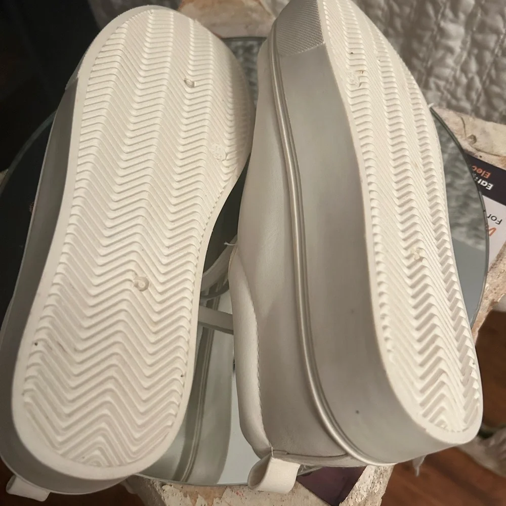 White Sneakers with Embellished Bee Detail, Size 9. Looks Like faux gucci colors - Picture 3 of 6